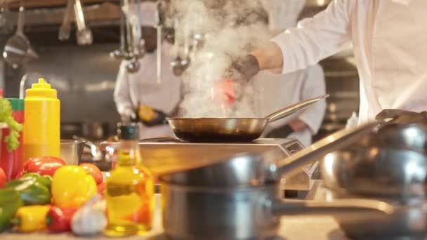 요리사는 프라이팬에서 고기를 튀긴다 도구를 사용하여 요리하고 식당의 주방에서 방서로 — 비디오