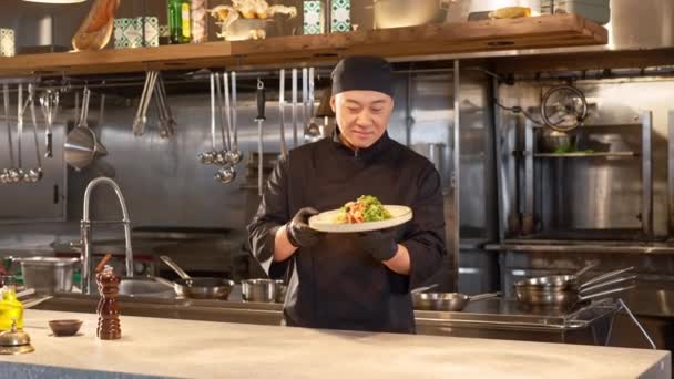 Азіатський Чоловік Спеціальній Формі Стоїть Ресторанній Професійній Кухні Шеф Тримає — стокове відео