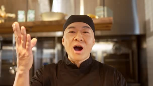 Gros Plan Portrait Cuisinier Asiatique Uniforme Noir Spécial Bandana Donnant — Video