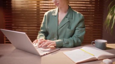 Bilgisayarı ve interneti kullanarak mesajlaşan kadın ofis çalışanı. Çevrimiçi çalışan genç bir kadın. Ofiste daktilo eden serbest çalışan, iş yerinde oturan. Çevrimiçi öğrenim ve çalışma kavramı.