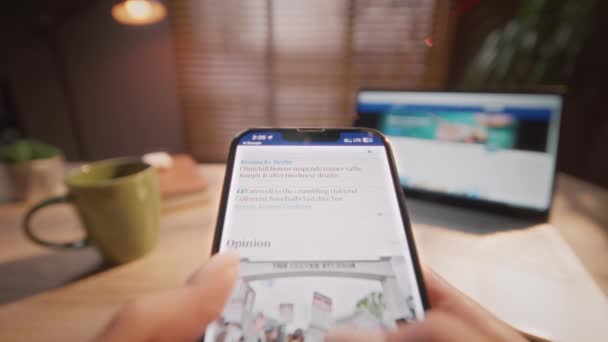 Närbild Med Fokus Telefon Kvinnliga Händer Håller Gadget Bakgrund Arbetsytan — Stockvideo
