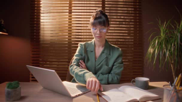 Egy Gyönyörű Női Irodavezető Portréja Munkahelyről Laptopot Használ Munkához Jegyzetel — Stock videók