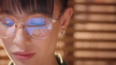 Finansal ve pazarlama projelerinde çalışan kadın yöneticinin portresi. Genç güzel iş kadını ekrana bakıyor ve bilgisayarı modern ofiste çalışmak için kullanıyor..