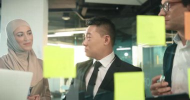 Cam ofiste başarılı bir şekilde iletişim kuran melez girişimciler. Yatırımcılar işbirliklerini tartışıyorlar. Geliştirme işi. Pazarlık süreci. Birlikte çalışıyoruz..