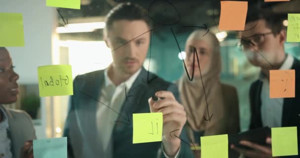 Успішні Багатоетнічні Менеджери Створюють Бізнес Проект Красива Людина Костюмом Написання — стокове відео