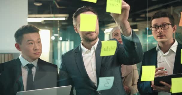Çok Irklı Bir Ekip Ofisinde Toplantısı Yapıyor Nsanlar Etiketlerin Bulunduğu — Stok video