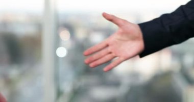Takım elbiseli iki başarılı adam iş görüşmesi yapıyor. Birbirinize hoş geldiniz. İnsanlar el sıkışıyor. Başarılı bir anlaşma. İşbirliği. Pazarlık. Ortaklık kavramı.