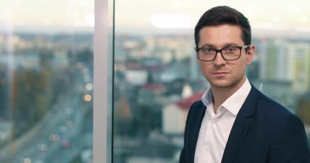 Porträt Eines Kaukasischen Regisseurs Eleganten Anzug Der Vor Der Kamera — Stockvideo