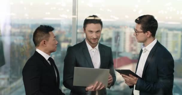 Homens Multiétnicos Bem Sucedidos Que Têm Reunião Corporativa Escritório Vidro — Vídeo de Stock
