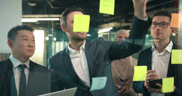 Grupp Blandad Ras Chefer Planering Marknadsföring Strategi Tjänsteföretag Attraktiva Ledare — Stockvideo