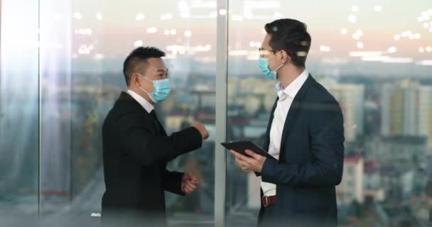 Homens Multiétnicos Bem Sucedidos Tendo Reunião Negócios Escritório Vidro Gestores — Vídeo de Stock