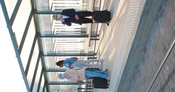 Zajęci Ludzie Maskach Medycznych Walizkach Stanowiskach Wieloetniczni Pasażerowie Korzystający Smartfona — Wideo stockowe
