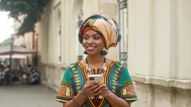 Portret Van Een Afrikaanse Vrouw Gekleed Traditionele Kleren Jonge Lachende — Stockvideo