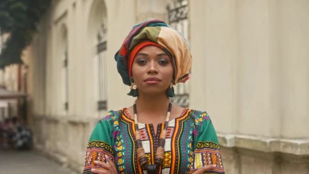 Großaufnahme Einer Afrikanerin Traditioneller Kleidung Junge Inderin Hellem Turban Multikulturelle — Stockvideo