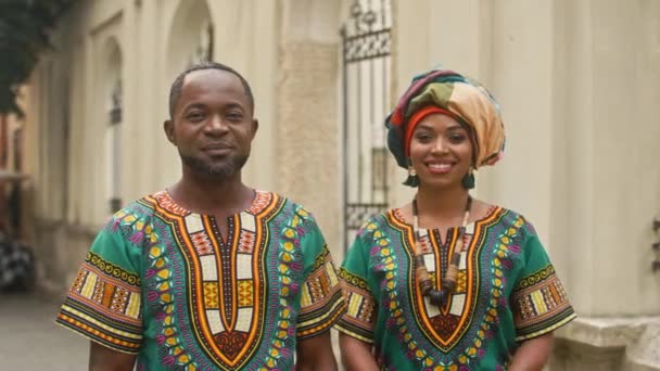 Casal Sorridente Africano Meia Idade Posando Para Câmera Homem Mulher — Vídeo de Stock