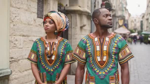 Multicultureel Koppel Traditionele Kostuums Straat Vrouw Man Heldere Outfits Glimlachen — Stockvideo