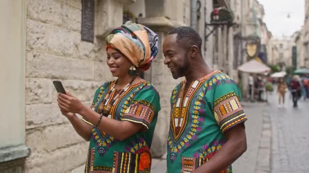 Žena Muž Jsou Oblečeni Tradičním Africkém Oblečení Žena Turbanu Drží — Stock video