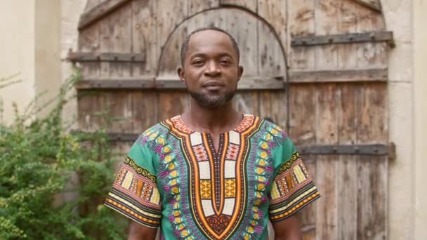 Afrikaanse Man Van Middelbare Leeftijd Poseert Voor Camera Man Gekleed — Stockvideo