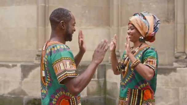 Hombre Mujer Con Ropa Africana Festiva Pareja Multicultural Sonriendo Posando — Vídeo de stock