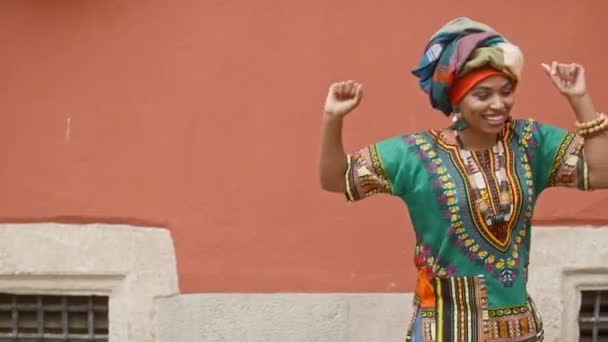 Vrouw Traditionele Afrikaanse Kleding Tulband Multi Etnische Vrouw Glimlachend Dansend — Stockvideo