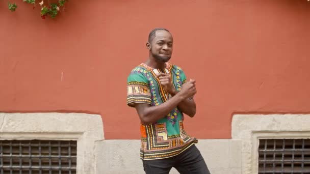 Мультикультурный Человек Странно Танцует Изолированном Фоне Красной Стены Мужчина Традиционной — стоковое видео