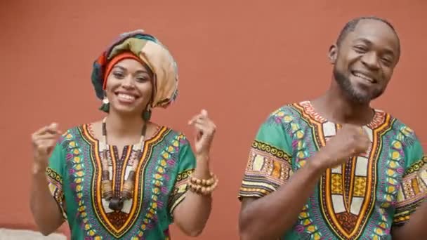 Casal Africano Dançando Dança Tradicional Homem Mulher Roupas Brilhantemente Ornamentadas — Vídeo de Stock