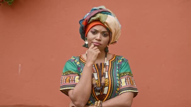 Vrouw Afrikaanse Kostuum Met Sjaal Het Hoofd Geïsoleerde Muur Achtergrond — Stockvideo
