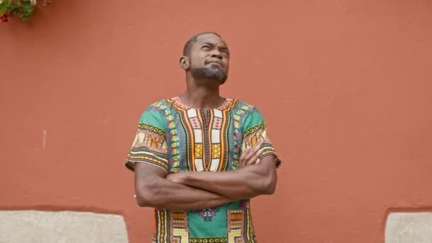 Afričan Tradičním Pohledu Pozadí Červené Zdi Multikulturní Muž Zkřížil Ruce — Stock video