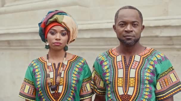 Casal Africano Roupas Estilizadas Homem Mulher Roupas Festivas Tradicionais Estão — Vídeo de Stock