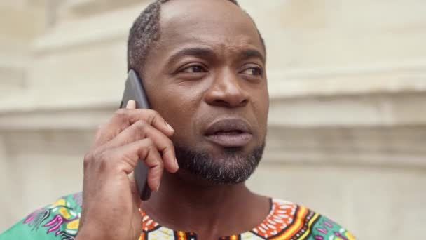Close Portret Van Afrikaanse Man Multiculturele Man Gekleed Sierlijke Kleding — Stockvideo