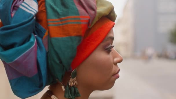 Oldalról Lőj Afrikai Portréja Komoly Turbánnal Közelkép Egy Nőről Színes — Stock videók