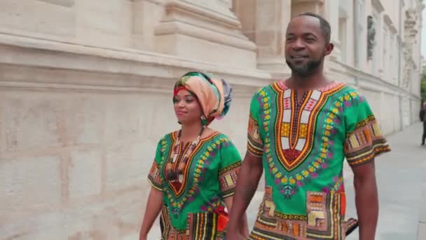 Multiculturele Man Vrouw Traditionele Kostuums Achtergrond Van Stad Gelukkige Man — Stockvideo