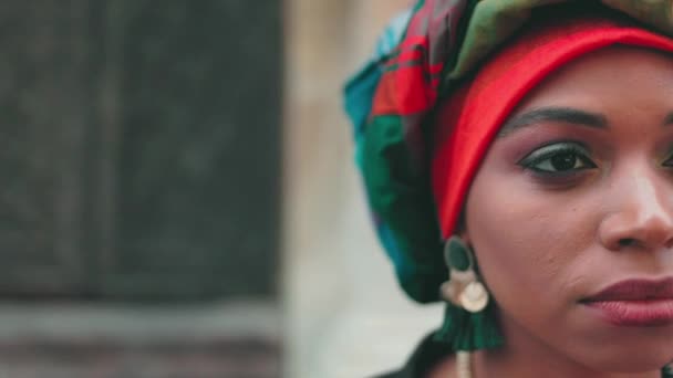 Zamknij Pół Portretu Afrykanki Wielokulturowa Kobieta Makijażem Turbanem Szczegółowy Obraz — Wideo stockowe