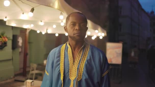 Nagyítás Afrikai Férfi Hagyományos Díszes Kék Ingben Multikulturális Férfi Kamera — Stock videók