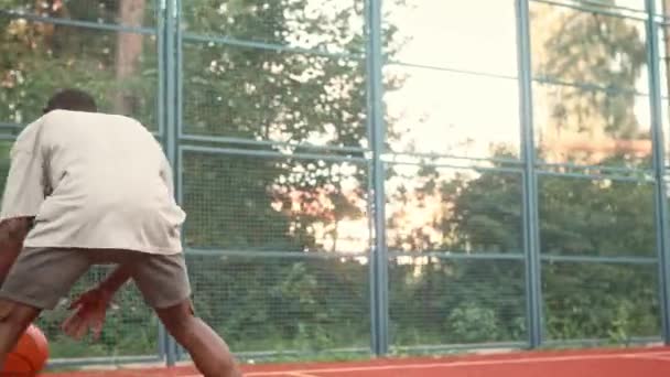 Afrikalı Amerikalı Bir Adam Basketbol Sahasında Arkadan Top Oynuyor Basketbol — Stok video