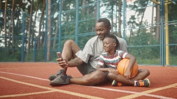 Αφροαμερικάνος Και Γιος Του Περνούν Χρόνο Μαζί Στο Γήπεδο Μπάσκετ — Αρχείο Βίντεο