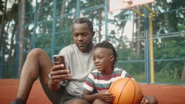 Αφροαμερικανός Ενήλικας Που Χρησιμοποιεί Smartphone Για Δείχνει Αστεία Βίντεο Στον — Αρχείο Βίντεο
