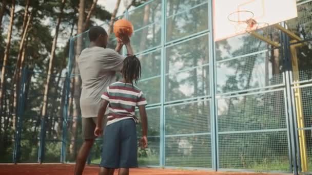 Afrikalı Amerikalı Yetişkin Poz Veren Adam Oğluna Basketbol Oynamayı Öğretiyor — Stok video