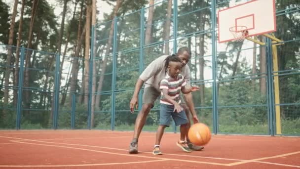 Niño Afroamericano Rebota Con Baloncesto Aire Libre Patio Recreo Pequeño — Vídeos de Stock