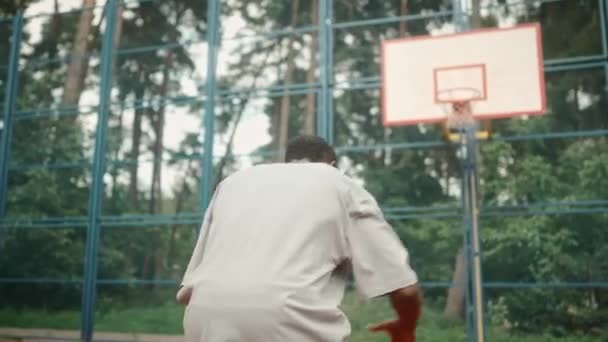 Afro Américain Jouant Avec Balle Sur Terrain Basket Dos Homme — Video