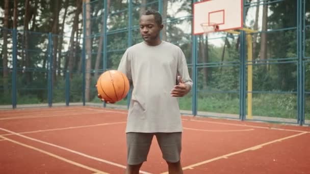 Caméra Déplaçant Homme Mûr Joyeux Debout Sur Terrain Basket Extérieur — Video