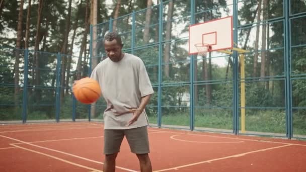 Caméra Déplaçant Homme Afro Américain Lance Basket Arrête Portrait Joueur — Video