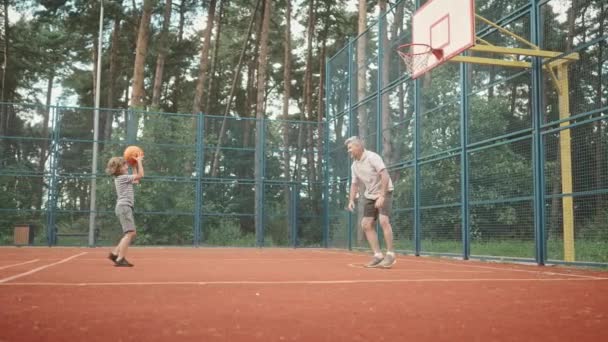 Deporte Familia Aprendizaje Baloncesto Con Papá Hijo Entrenamiento Cancha Exterior — Vídeo de stock