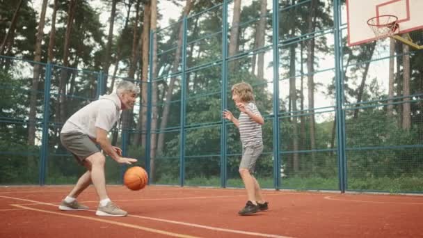 Baba Oğul Oyun Alanında Birlikte Basketbol Oynuyorlar Basketbol Sahasının Arka — Stok video