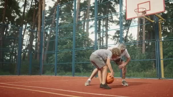 Здоровый Образ Жизни Команда Двух Игроков Наслаждающихся Баскетболом Спортивной Площадке — стоковое видео