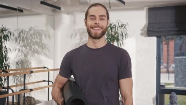 Piękny Biały Trener Uśmiechający Się Bezpośrednio Kamery Trzymanie Maty Fitness — Wideo stockowe