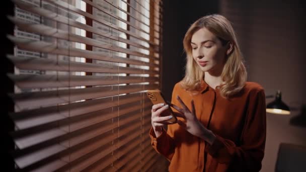 Mulher Caucasiana Feliz Digitando Mensagem Seu Telefone Para Alguém Enquanto — Vídeo de Stock