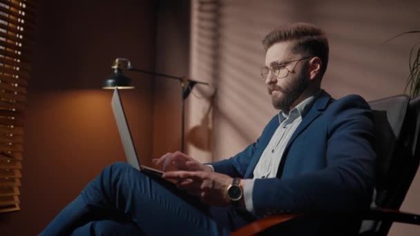 Atraktivní Bělošský Šéf Sedí Křesle Používá Notebook Vousatý Muž Elegantním — Stock video