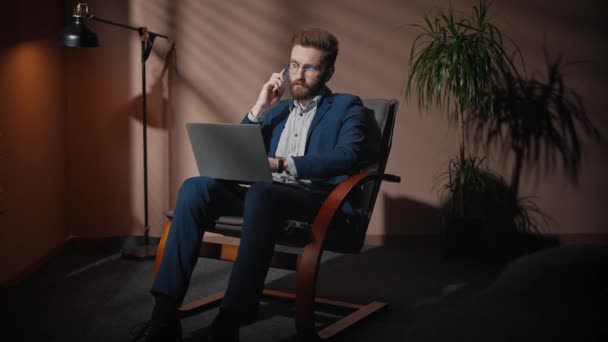 Keményen Dolgozó Fehér Férfi Szemüveggel Elegáns Öltönyben Aki Telefonon Beszél — Stock videók