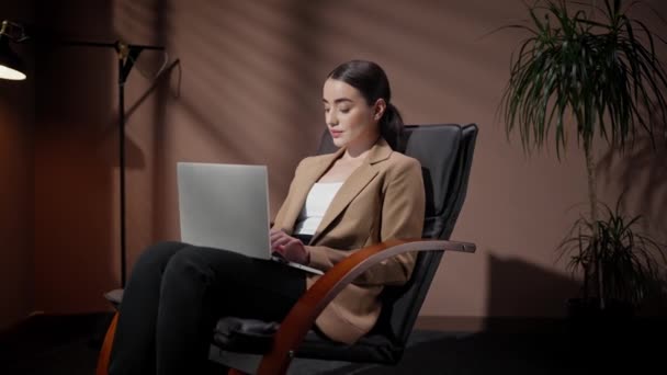 Přibližuji Obsazeno Běloška Sedí Pohodlném Křesle Zatímco Pracuje Notebooku Aktivně — Stock video